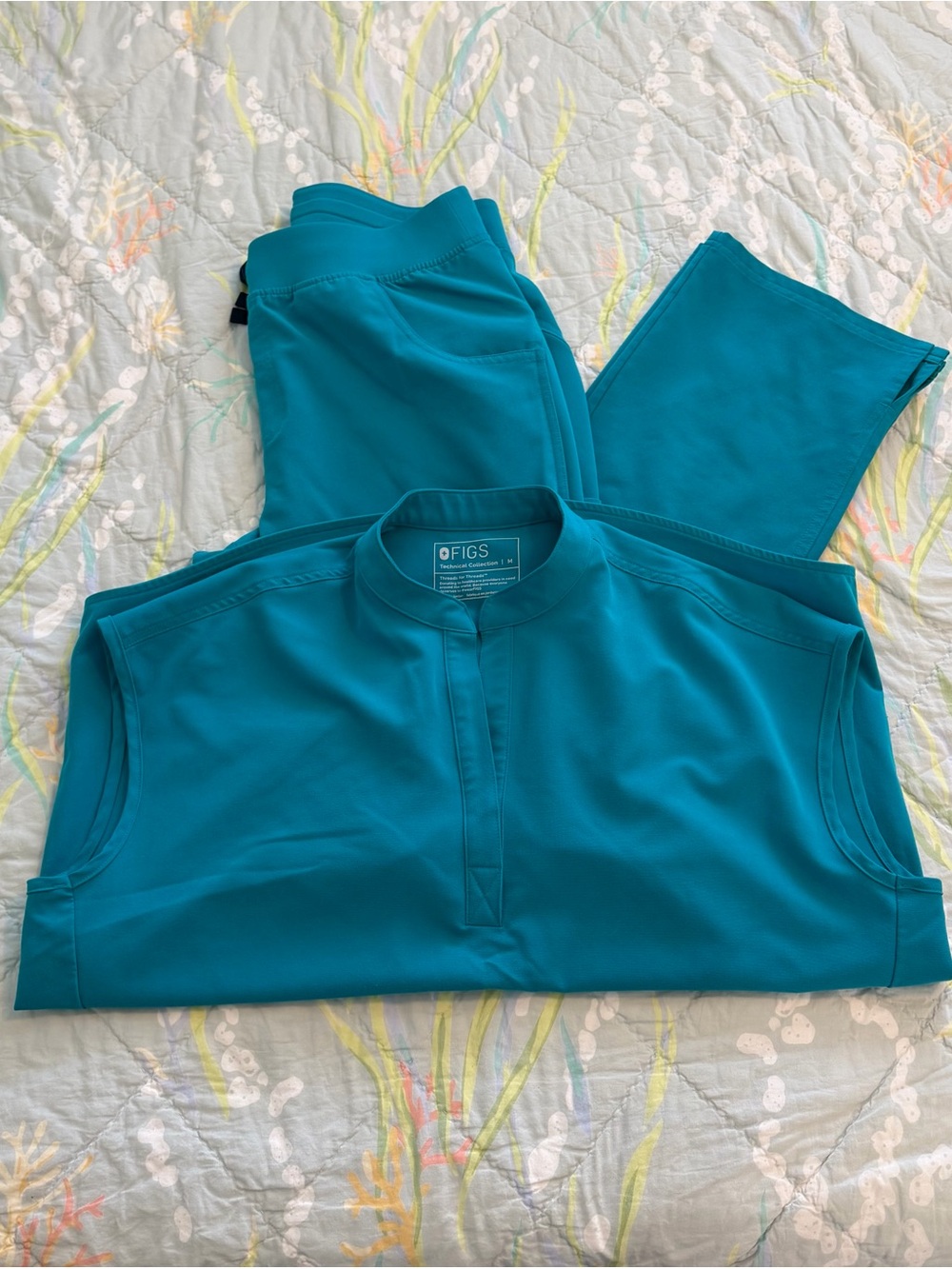 Figs Teal Women’s Scrub Set | Kade Scrub Pant MT & Rafaela Oversized Scrub Top M